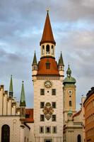 oud stad- hal met toren tegen een toneel- lucht in Beieren, München, Duitsland foto