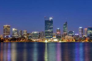 perth, Australië horizon weerspiegeld in de zwaan rivier- foto