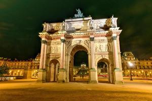 boog de triomphe Bij de plaats du carrousel in Parijs Bij nacht. foto