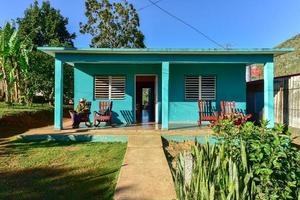 vinales, Cuba - januari 11, 2017 - lokaal Cubaans Mens zittend in voorkant van zijn huis in vinales, Cuba. foto