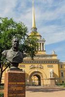 de admiraliteit gebouw. de buste van ben gorchakov Bij de Alexandrovski tuin. opschrift - Alexander mihailovich gorchakov. foto