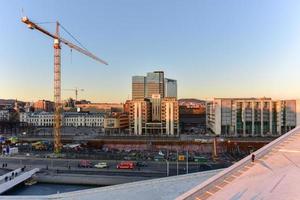 Oslo, Noorwegen - februari 27, 2016 - de Oslo opera huis, huis van de Noors nationaal opera en ballet en de nationaal opera theater. het is gelegen in de bjorvika buurt van centraal Oslo. foto