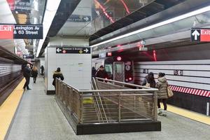 nieuw york stad - februari 11, 2017 - lexington en 63e straat metro station in nieuw york stad, nieuw york. foto