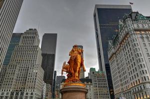 gouden standbeeld van algemeen William tecumseh Sherman in centraal park, nieuw york met gebouwen in achtergrond, 2022 foto