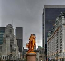 gouden standbeeld van algemeen William tecumseh Sherman in centraal park, nieuw york met gebouwen in achtergrond, 2022 foto