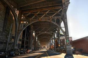 nieuw york stad - feb 17, 2020 - onderkant van de staal liggers van Henry Hudson parkway in Manhattan, nieuw york stad. foto