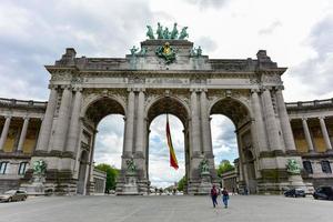 triomfantelijk boog in jubileum park in Brussel, was gepland voor nationaal tentoonstelling van 1880 naar herdenken 50e verjaardag van de onafhankelijkheid van belgië. foto