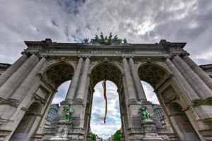 triomfantelijk boog in jubileum park in Brussel, was gepland voor nationaal tentoonstelling van 1880 naar herdenken 50e verjaardag van de onafhankelijkheid van belgië. foto