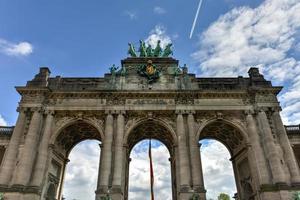 triomfantelijk boog in jubileum park in Brussel, was gepland voor nationaal tentoonstelling van 1880 naar herdenken 50e verjaardag van de onafhankelijkheid van belgië. foto