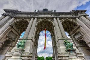 visie van de triomfantelijk boog in jubileum park in Brussel, was gepland voor nationaal tentoonstelling van 1880 naar herdenken 50e verjaardag van de onafhankelijkheid van belgië. foto