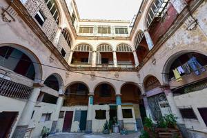 oud gebouw in de werkwijze van instortend in de oud Havana buurt van havanna, Cuba. foto