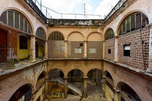 oud gebouw in de werkwijze van instortend in de oud Havana buurt van havanna, Cuba. foto