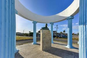 buste naar ernest hemingway in havanna, Cuba. hij is herinnerd door cojimar met een klein Prieel dat omringt een herdenkings- borstbeeld, gebeeldhouwd van de gesmolten naar beneden propellers gedoneerd door lokaal vissers, 2022 foto