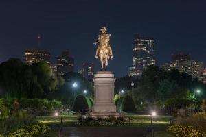 George Washington ruiter standbeeld Bij nacht in de openbaar tuin in Boston, massachusetts. foto