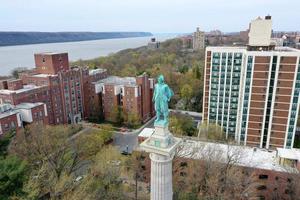 monument naar Henry Hudson toegewijd Aan januari 6, 1938 in Henry Hudson park in de spuwen duivel buurt van bronx, nieuw york. foto