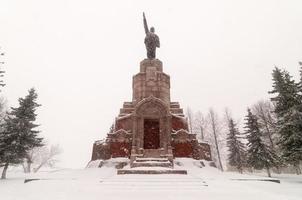 Lenin monument in kostroma, Rusland in de winter langs de gouden cirkel. foto