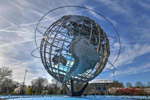 blozen, nieuw york - apr 21, 2018 - de iconisch unisfeer in blozen weiden corona park in koninginnen, nyc. de 12 verhaal structuur was in opdracht voor de 1964 nyc s werelds eerlijk. foto