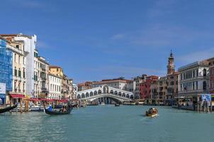 de rialto brug langs de groots kanaal in Venetië, Italië foto