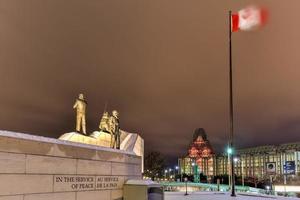 verzoening - de vredeshandhaving monument in Ottawa, Canada Bij nacht. foto