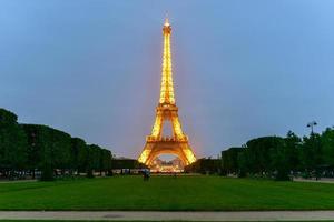 de iconisch eiffel toren Aan een druilerig avond van de champ de Mars in Parijs, Frankrijk, 2022 foto