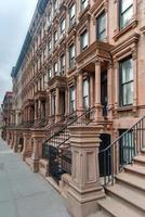 brownstones in de harlem buurt van nieuw york stad. foto