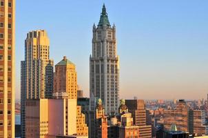 wolwaardig gebouw Bij zonsopkomst in nieuw york stad foto