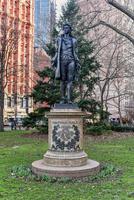 monument naar nathan hallo, een 13 voet staand bronzen figuur, welke direct gezichten stad hal en eert de laatste momenten van de 21-jarige Amerikaans revolutie tijdperk spion, nathan hale. foto