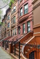 brownstones in de harlem buurt van nieuw york stad. foto
