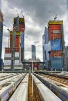 visie van de Hudson yards trein depot en gebouw ontwikkeling gezien van de hoog lijn, een verhoogd groen stedelijk park rennen langs oud het spoor bijhouden lijnen in nieuw york stad. foto