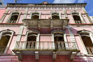 klassiek koloniaal stijl appartementen van san juan, puerto rico. foto