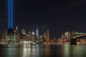 nieuw york stad Manhattan downtown horizon Bij nacht met de eerbetoon in licht in geheugen van september 11. foto