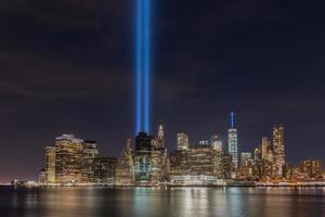 nieuw york stad Manhattan downtown horizon Bij nacht met de eerbetoon in licht in geheugen van september 11. foto
