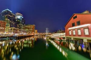 de Boston thee partij museum, in Boston haven in massachusetts, Verenigde Staten van Amerika met haar mengen van modern en historisch architectuur Bij nacht. foto