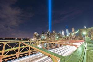 nieuw york stad Manhattan downtown horizon Bij nacht van de Brooklyn brug met de eerbetoon in licht in geheugen van september 11. foto