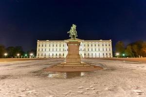 Koninklijk paleis van Oslo Bij nacht. de paleis is de officieel residentie van de Cadeau Noors monarch. foto