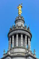 burgerlijk roem standbeeld Aan de gemeentelijk gebouw in nieuw york stad, een 40 verdiepingen gebouw gebouwd naar accommoderen is gestegen overheid ruimte eisen na de 1898 consolidatie van de de stad vijf stadsdelen. foto