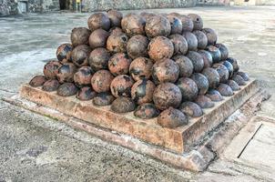 kanon ballen van castillo de san cristobal. de UNESCO plaats was gebouwd door Spanje naar beschermen tegen land- gebaseerd aanvallen Aan de stad van san juan. foto