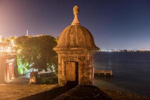 pas op toren langs de muren van oud san juan, puerto rico van plein de la rogativa met een visie van de san Juan poort. foto