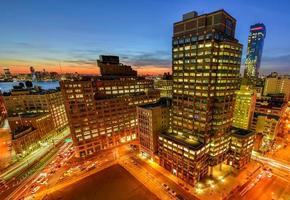 de horizon van downtown Manhattan, nieuw york Bij zonsondergang met trails van verkeer in de straat. foto