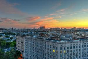 panoramisch visie van de Moskou horizon gedurende zonsondergang in Rusland. foto