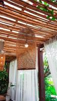 geweven bamboe lampen hangende van de bamboe plafond met wit textiel in achtergrond foto