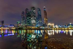 de Moskou Internationale bedrijf centrum Bij nacht foto