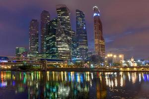 de Moskou Internationale bedrijf centrum Bij nacht foto