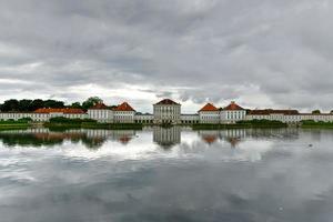 dramatisch landschap van de nimfenburg paleis in München, Duitsland Aan een bewolkt dag. foto