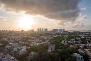 panoramisch visie van de horizon van cancun, quintana roo, Mexico Bij ochtendgloren. foto