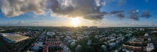 panoramisch visie van de horizon van cancun, quintana roo, Mexico Bij ochtendgloren. foto