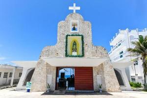 kapel van guadalupe in eiland mujeres, Mexico met een panoramisch visie van de zee achter het. foto