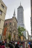 Mexico stad, Mexico - juli 6, 2013 - bezig straten door latino-amerikaanse toren, in de buurt de Zocalo, in Mexico stad. foto