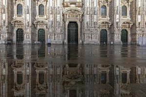 Milaan kathedraal, duomo di Milaan, een van de grootste kerken in de wereld, Bij nacht Aan piazza duomo plein in de Milaan stad centrum in Italië. foto