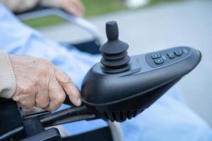 Aziatische senior of oudere oude dame vrouw patiënt op elektrische rolstoel met afstandsbediening op verpleegafdeling ziekenhuis, gezond sterk medisch concept foto